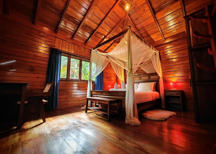 The River House - Upscale Lodge