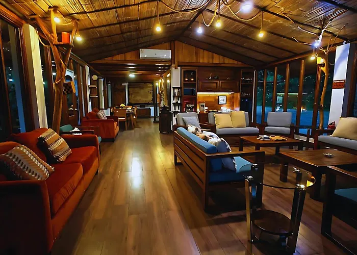 The River House - Upscale Lodge