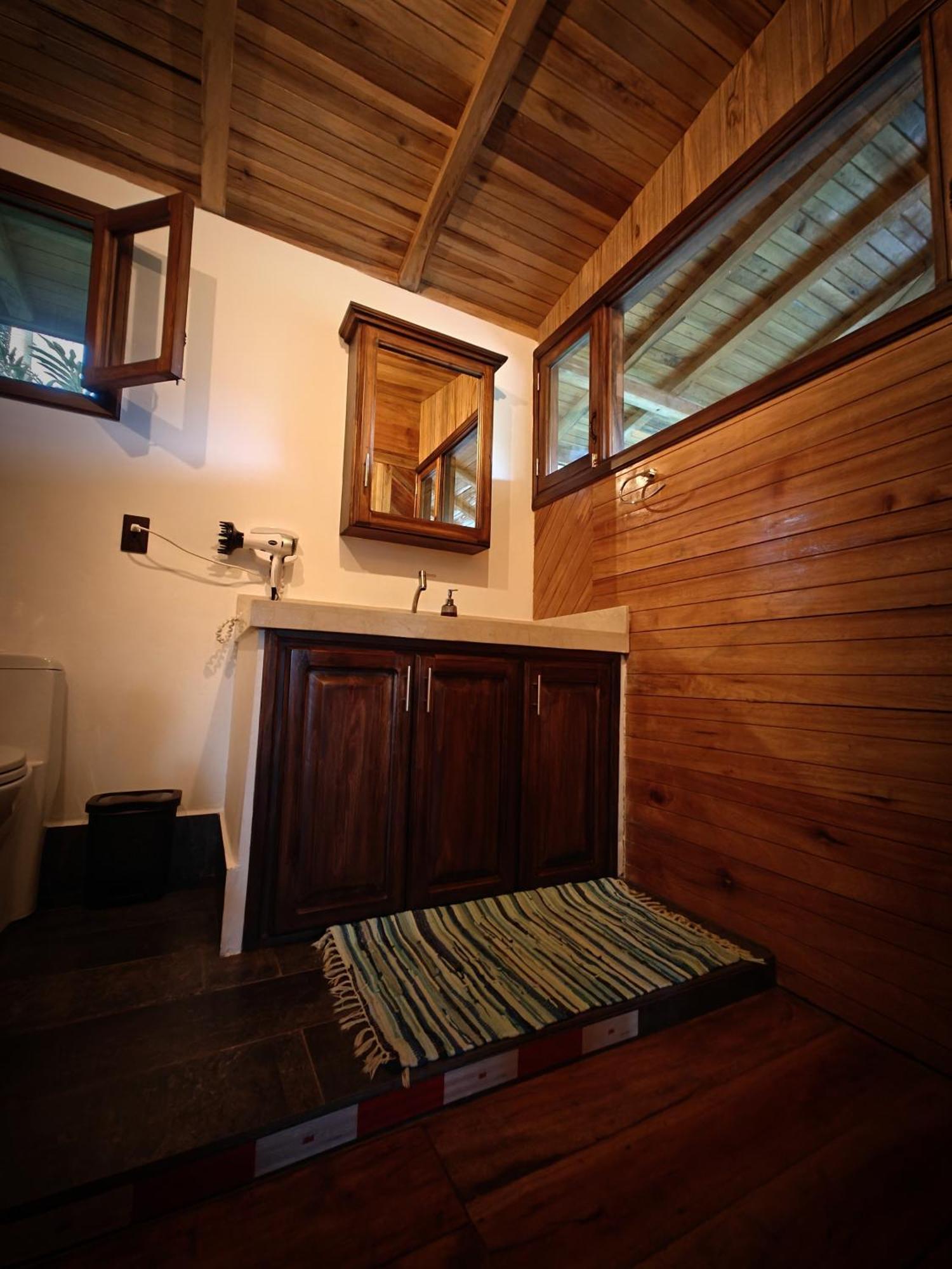 The River House - Upscale Puerto Quito