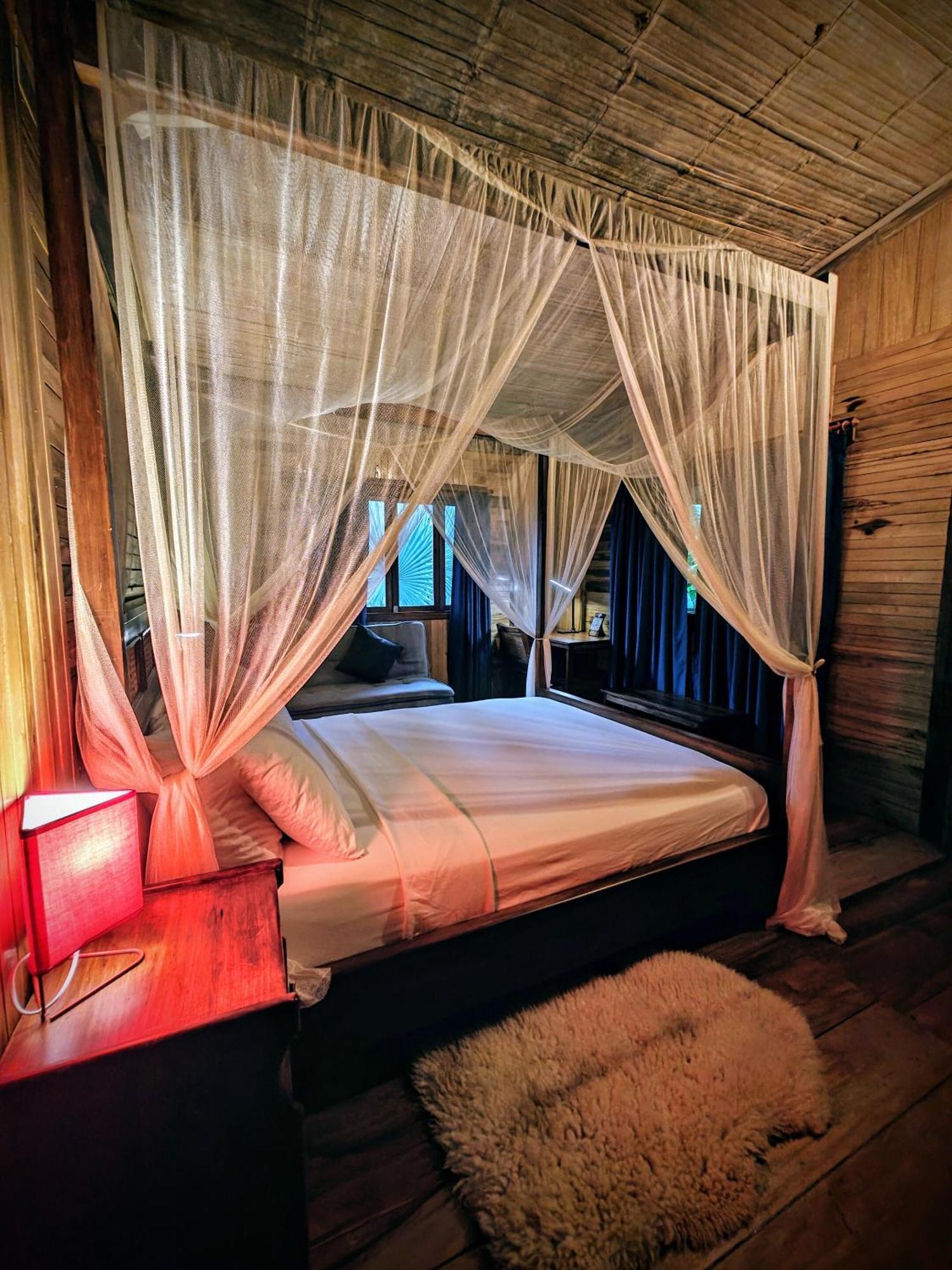 The River House - Upscale Lodge