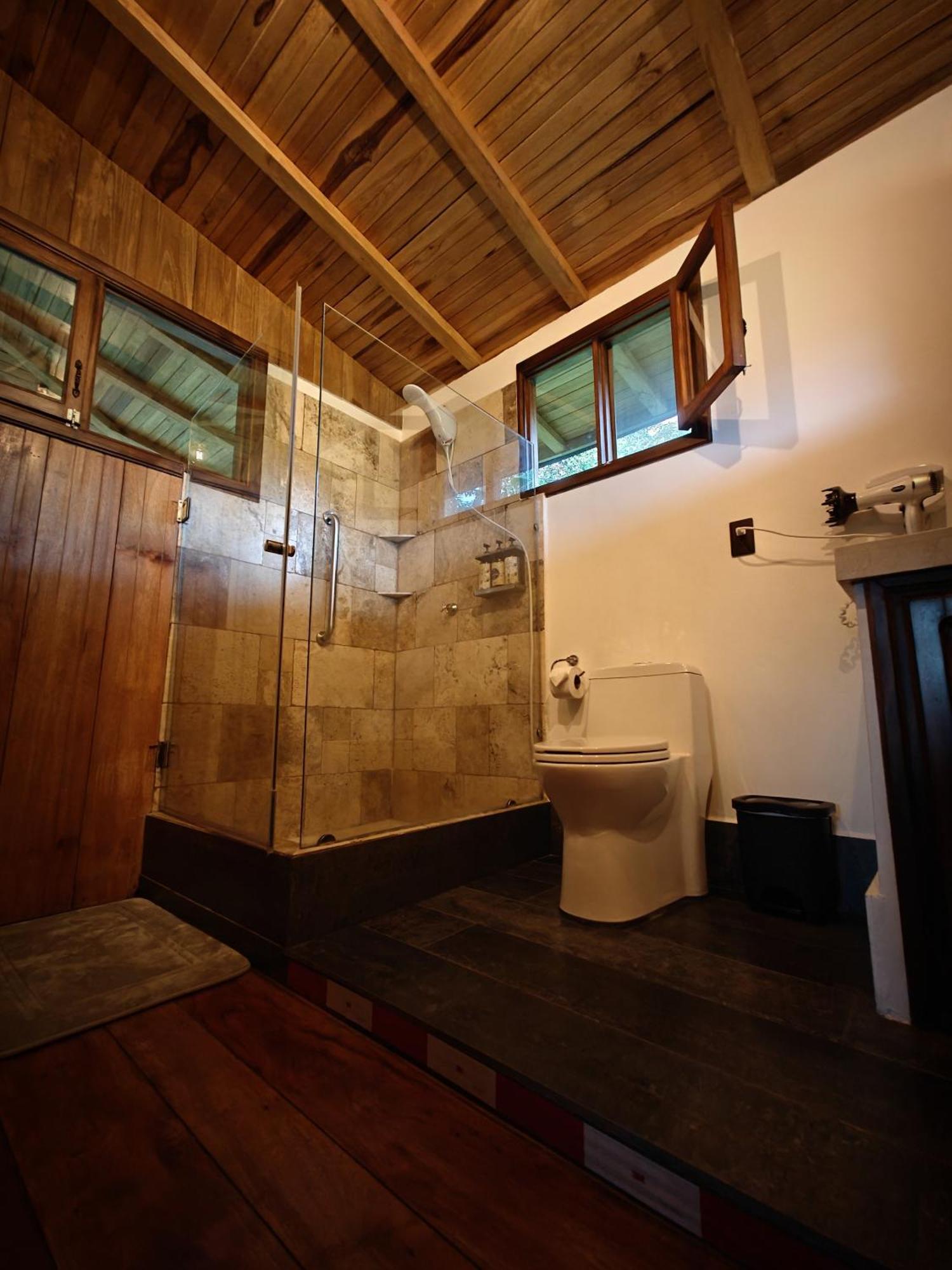 The River House - Upscale Lodge