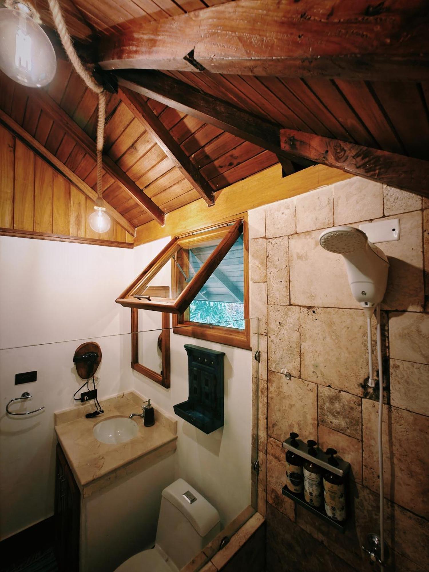 The River House - Upscale Puerto Quito