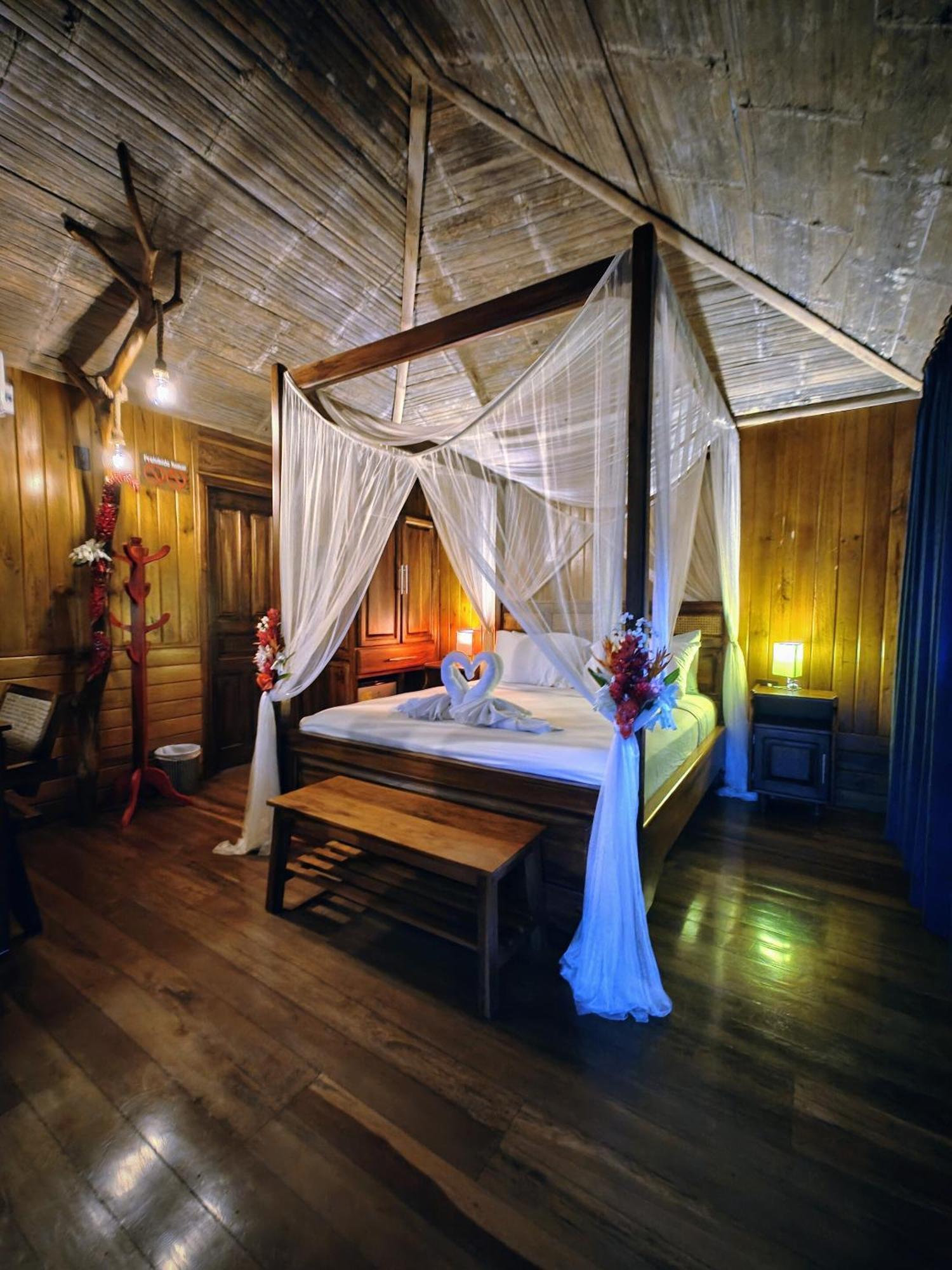The River House - Upscale Puerto Quito