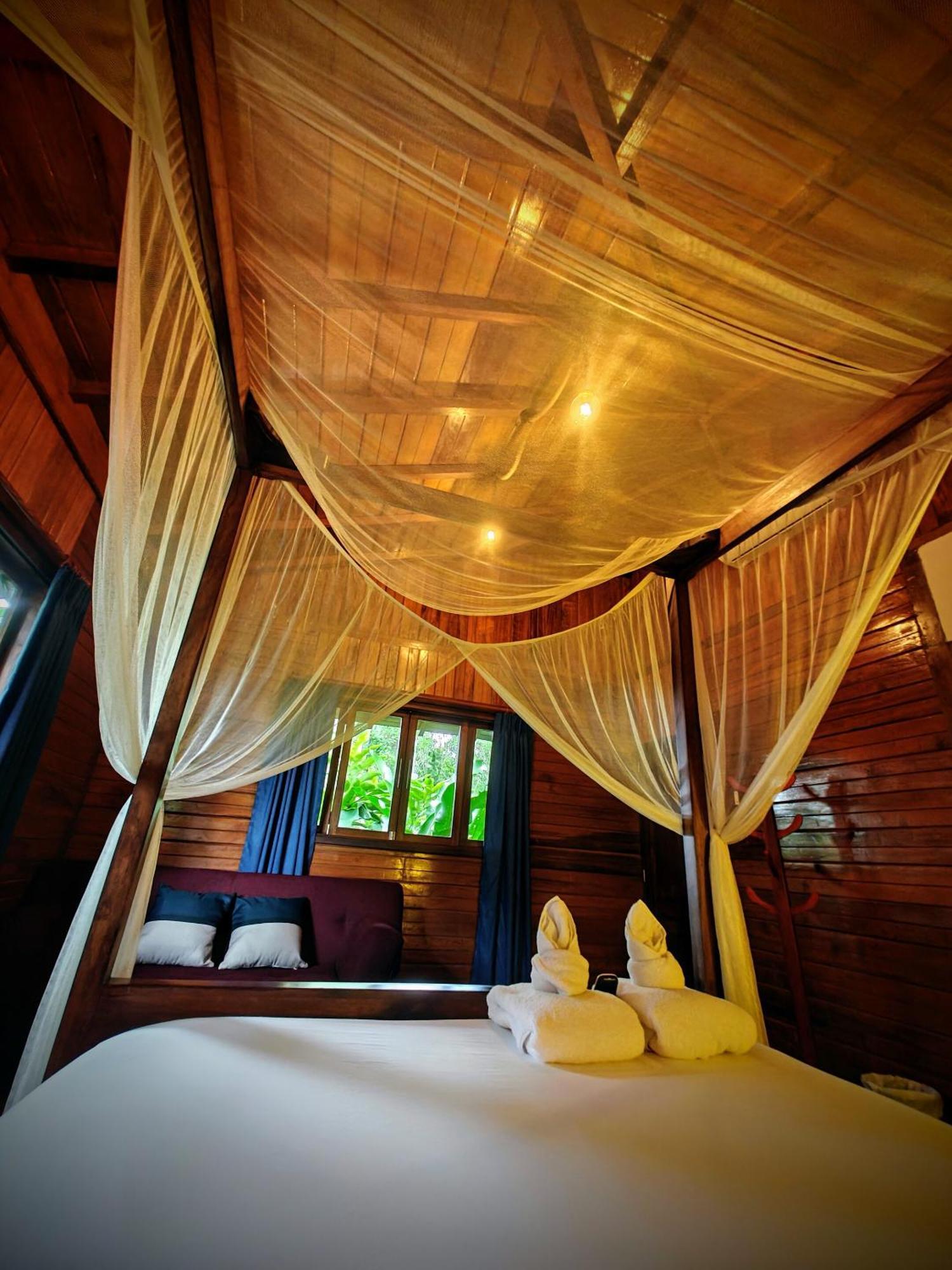 The River House - Upscale Puerto Quito